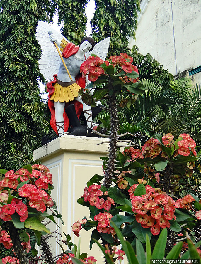 * Сбоку к церкви примыкает маленький садик, где среди красивых цветов виднеется фигура Архангела Михаила. Это не единственный памятник, который можно увидеть в Хагне. Хагна, остров Бохол, Филиппины