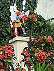* Сбоку к церкви примыкает маленький садик, где среди красивых цветов виднеется фигура Архангела Михаила. Это не единственный памятник, который можно увидеть в Хагне.
