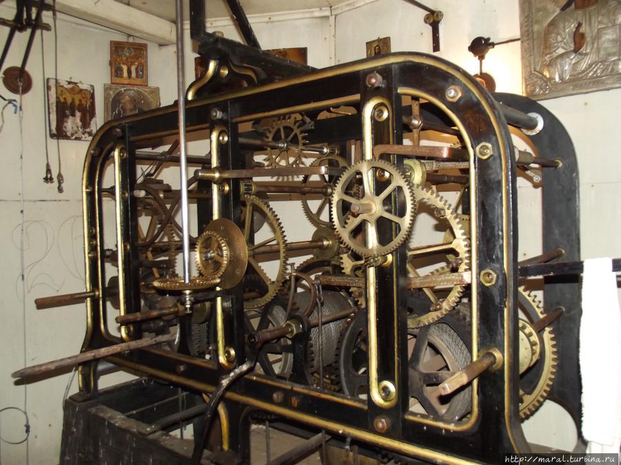Часовой механизм питерской фирмы Фридриха Винтера установлен на колокольне в 1896 году Рыбинск, Россия