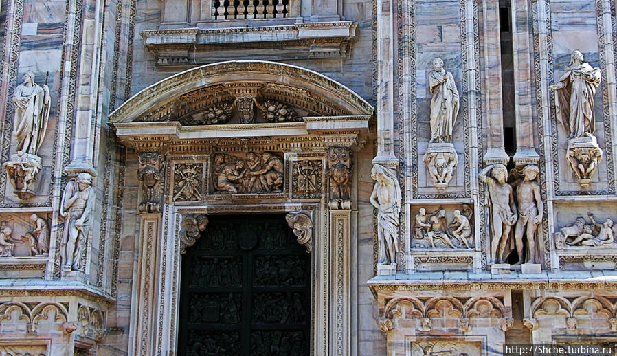 Скульптуры и барельефы реального Миланского собора Милан, Италия
