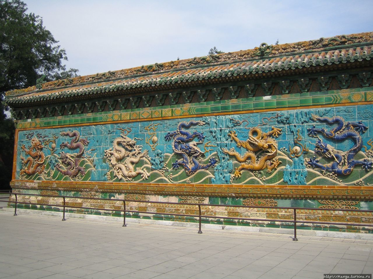 Парк Бэйхай. Стена 9 драконов Цзюлунби    (16 в.), высота 6,9 м, длина – 26 м Пекин, Китай