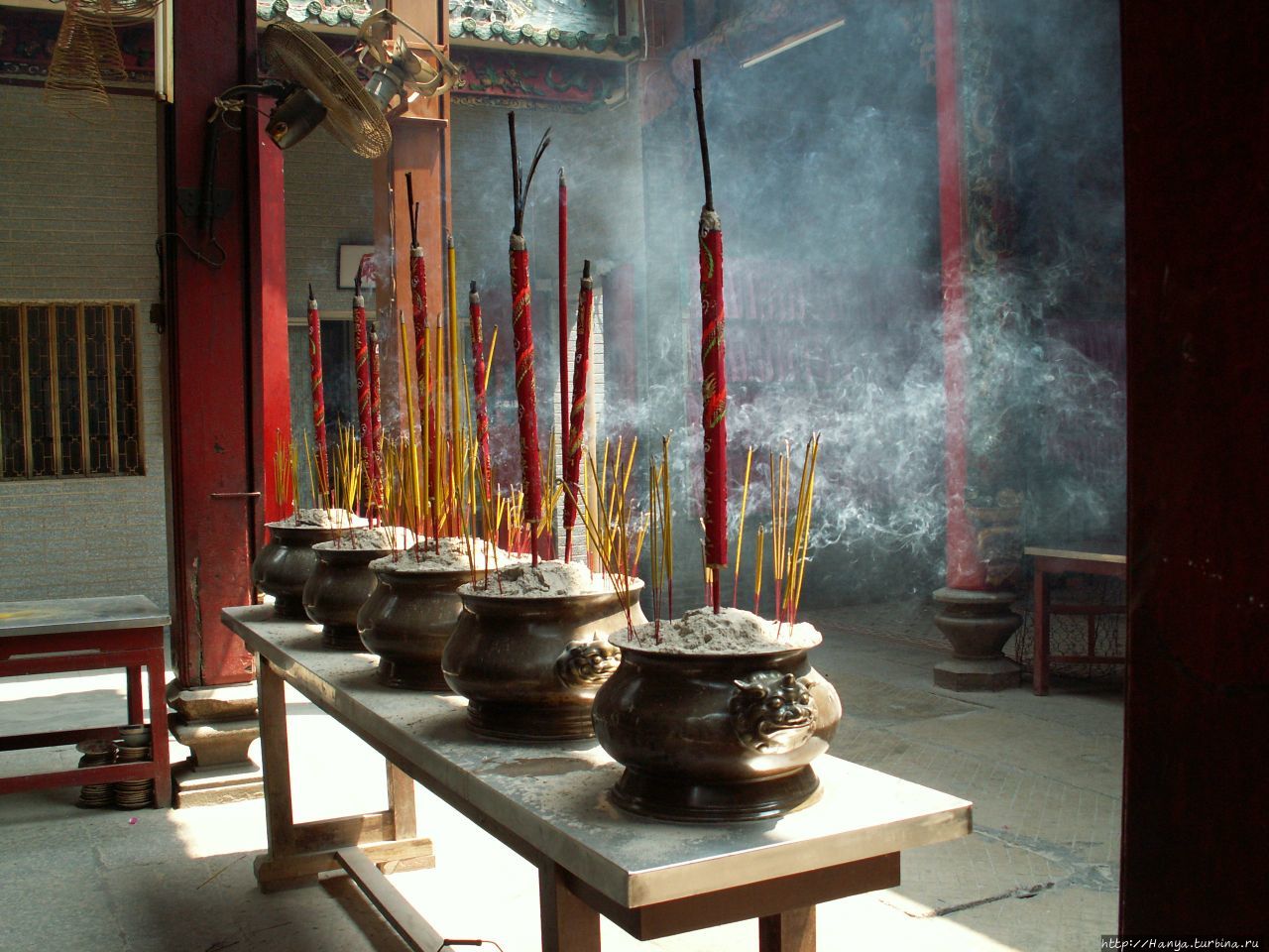 г.Хошимин. Пагода Тхиенхау, или Небесной женщины. Поминальные курительницы Хошимин, Вьетнам
