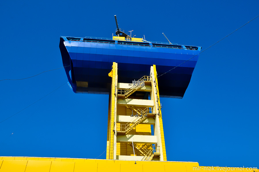 Начинается мол от самой крайней точки контейнерного терминала Одесского порта, прямо у здания «бочки», в котором располагается пост регулирования движения судов (ПРДС). Начинается мол от самой крайней точки контейнерного терминала Одесского порта, прямо у здания «бочки», в котором располагается пост регулирования движения судов (ПРДС).