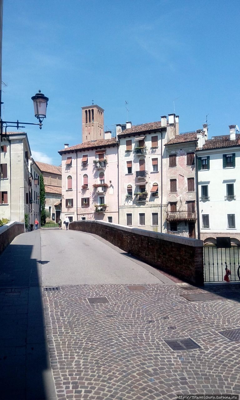 Изящные средневековые мосты через каналы города Тревизо, Италия