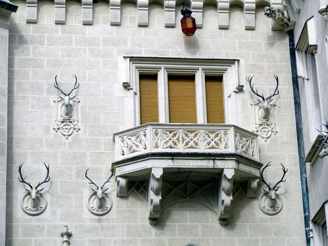 головы оленей из гипса, а вот рога настоящие
но под ними надпись не означает владельца рогов, так обозначены угодья, где они были невинно убиенны головы оленей из гипса, а вот рога настоящие
но под ними надпись не означает владельца рогов, так обозначены угодья, где они были невинно убиенны