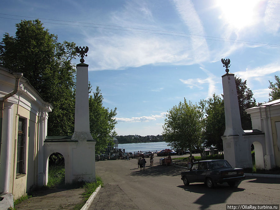 Московская застава. Постройка первой четверти 19-го  — начала 20 века. Этот архитектурный ансамбль обрамляет  парадный въезд в город со стороны Волги. И находится он в нижней точке улицы Молочная гора. Кострома, Россия