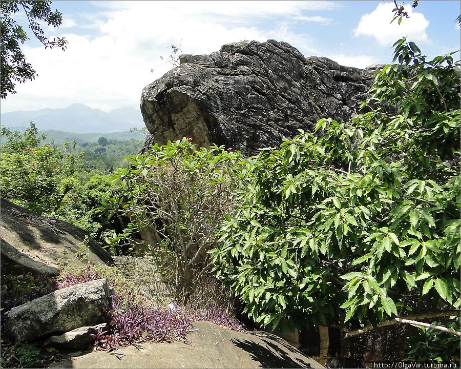 То ли камни, скатившиеся с горы, то ли скалы, но они здесь повсюду... Матале, Шри-Ланка