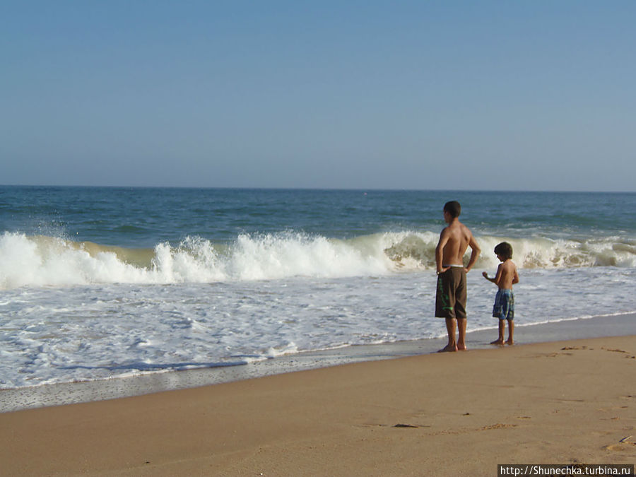 Мальчишкам остается только с неясной тоской смотреть в океан, мечтая о приключениях. Албуфейра, Португалия