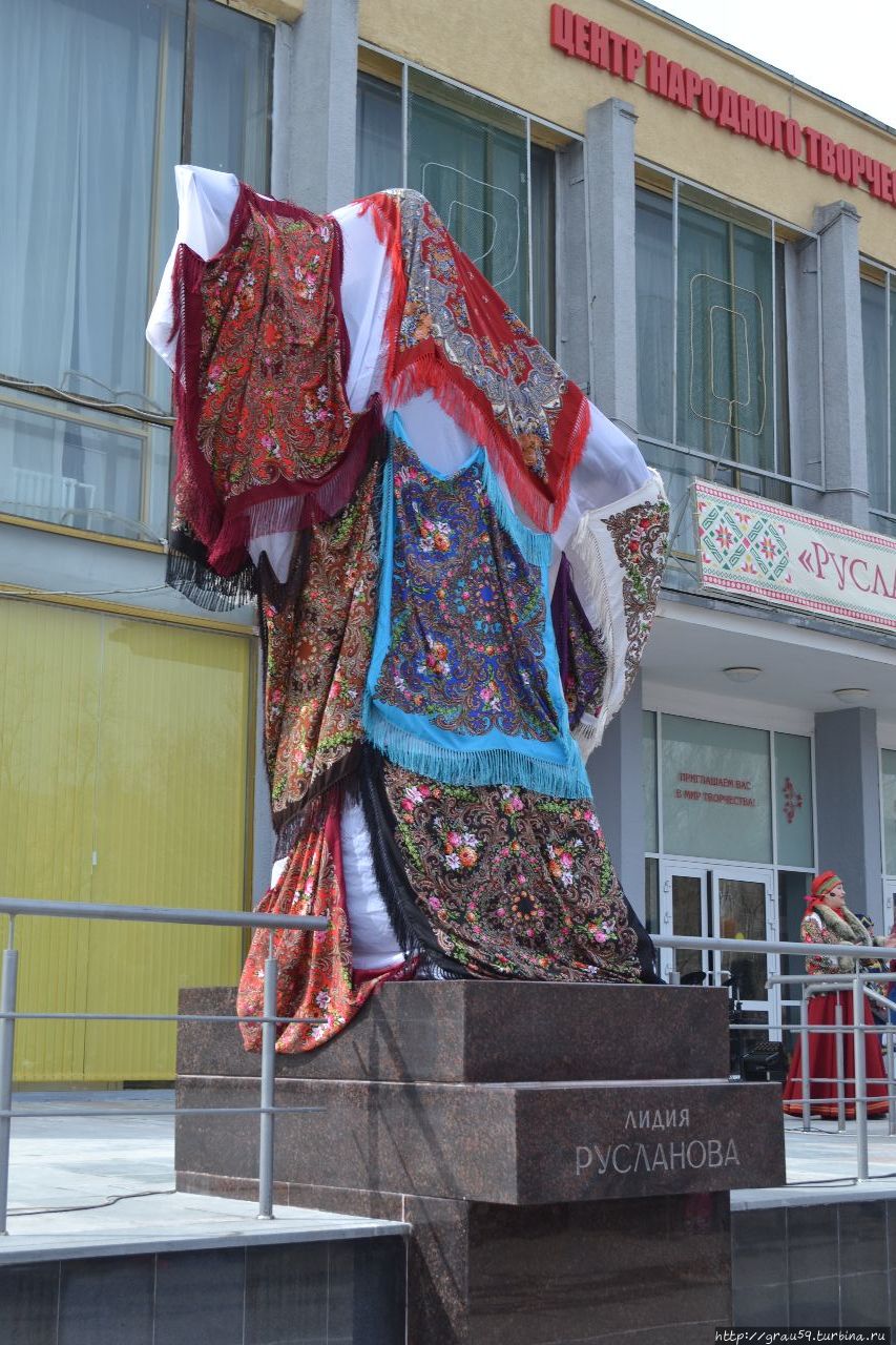 Памятник Лидии Руслановой Саратов, Россия