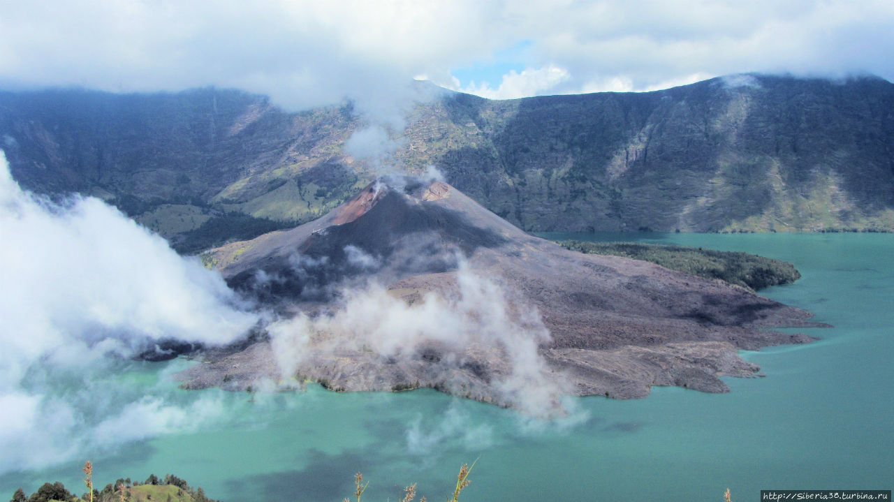 Вулканическое озеро Сегара Анак, что в переводе Дитя океана. Индонезия