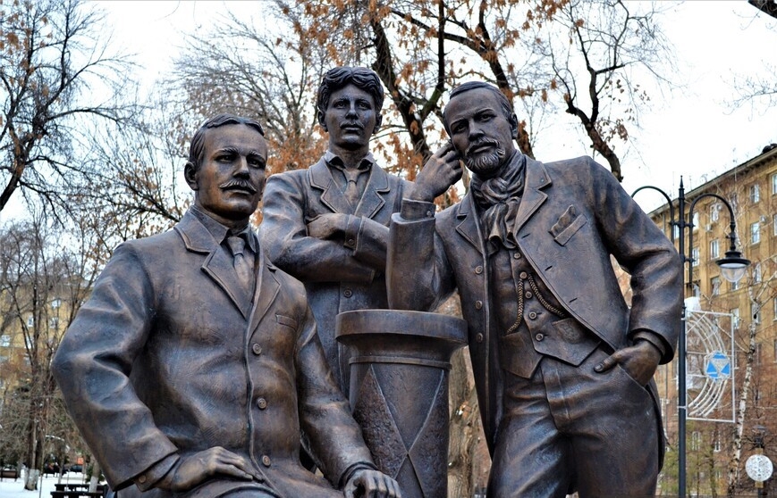 Памятник братьям Никитиным Саратов, Россия