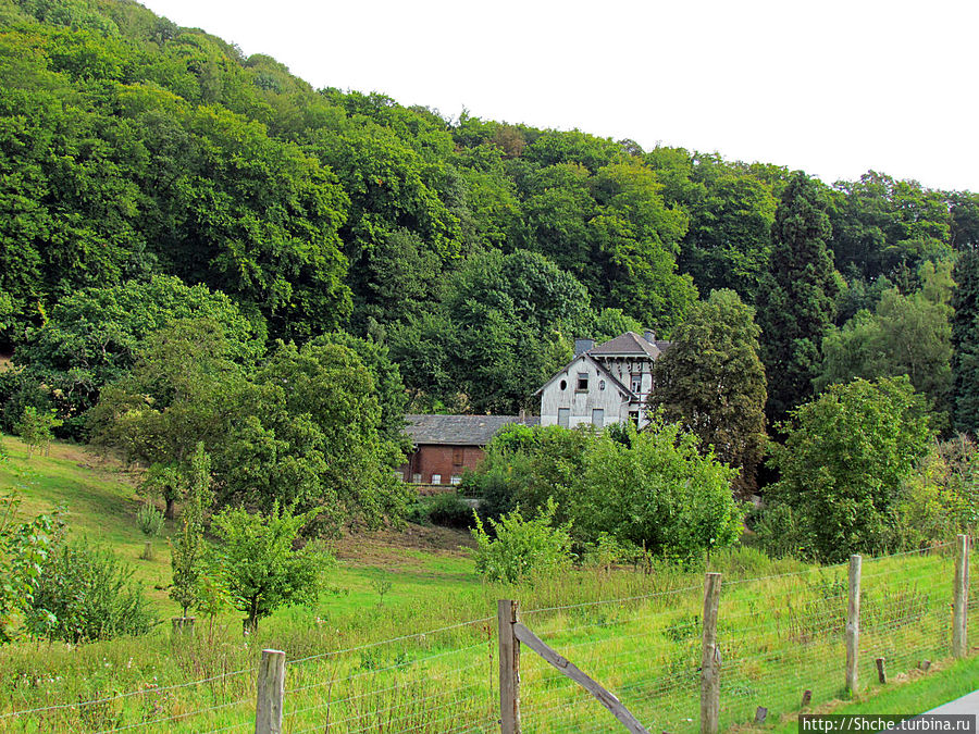 А справа жилая, но какая-то не весела усадьба... А справа жилая, но какая-то не весела усадьба...