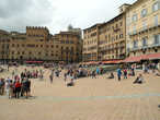 Центральная площадь, Пьяцо дель Кампо, где и проходит Палио, традиционные скачки без седел.