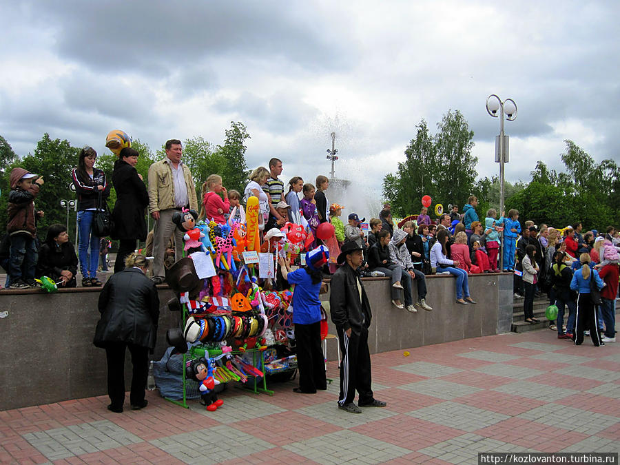 Для тех, кто не попал в первые ряды, есть возвышение возле фонтана на Ново-Соборной площади. Томск, Россия