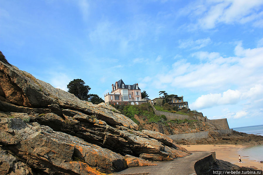 По тропе художников мы попадаем на небольшой пляж St.Enogat. По тропе художников мы попадаем на небольшой пляж St.Enogat.