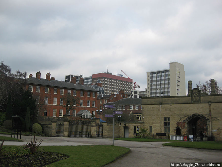 Ворота Ноттингемского замка с видом на город Англия, Великобритания Ворота Ноттингемского замка с видом на город Англия, Великобритания