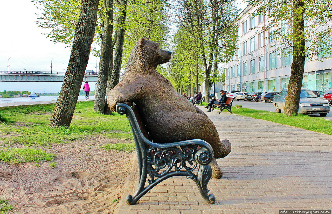 Великий Новгород. Медведь на скамейке Великий Новгород, Россия