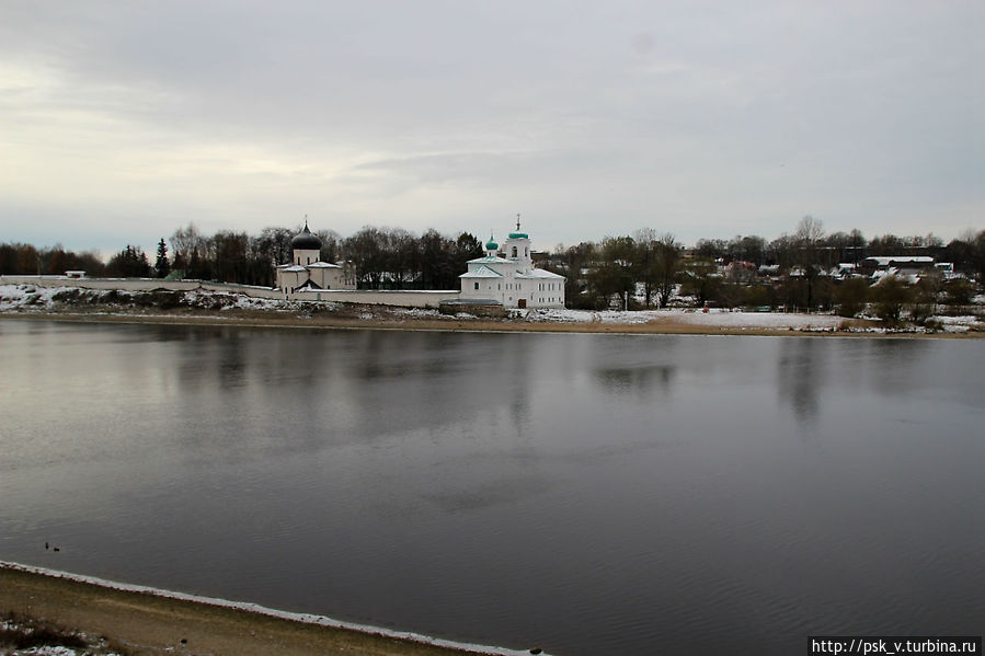 Мирожский монастырь, особенно великолепен ночью, так как с недавнего времени стал подсвечиваться Мирожский монастырь, особенно великолепен ночью, так как с недавнего времени стал подсвечиваться