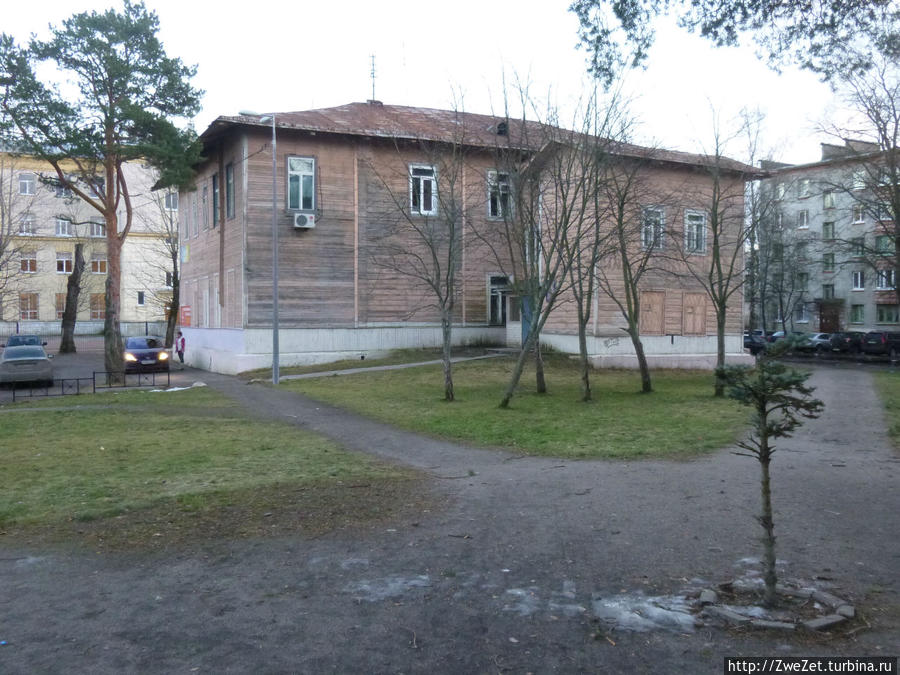 старинный барак на фоне городской застройки советского периода Сестрорецк, Россия старинный барак на фоне городской застройки советского периода Сестрорецк, Россия