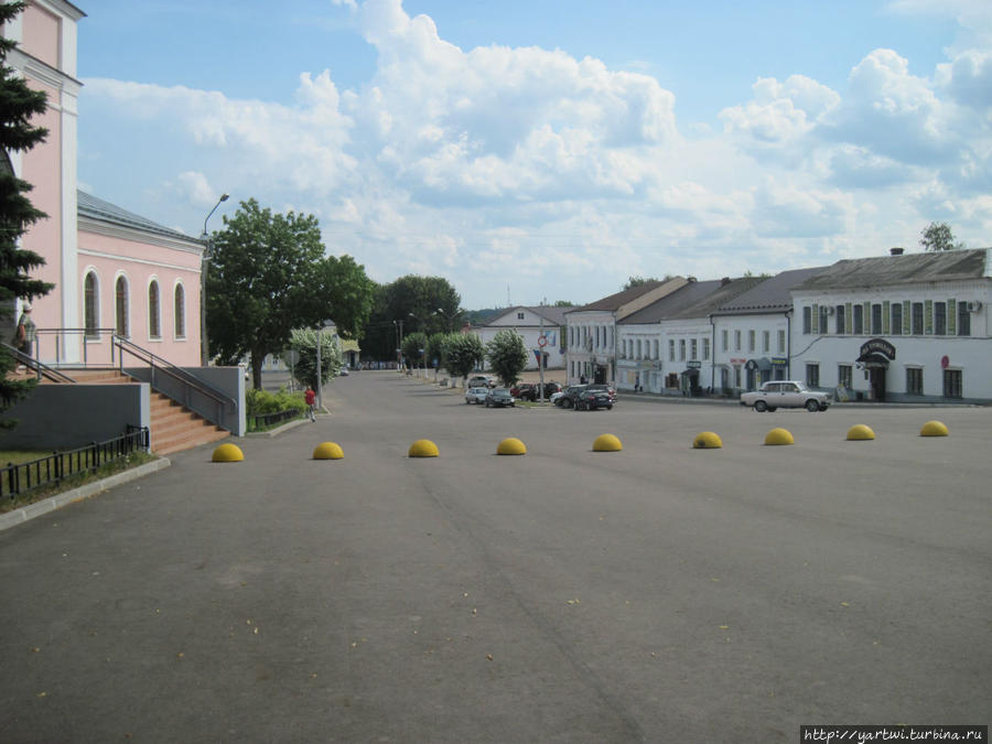 Площадь Свободы в сторону прохода и проезда к Валдайскому озеру.