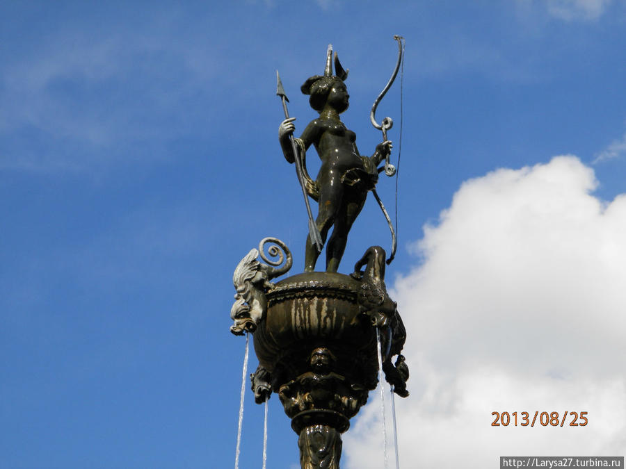 Фонтан на Марктплац перед Ратушей 1540 г. называют Луна-фонтан, потому что венчает его бронзовая фигура богини Дианы с месяцем на голове. Вот ещё один пример использования символики Луны для украшения города. Люнебург, Германия