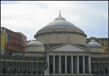 Колоннада и церковь Сан Франческо ди Паола, которая выходит на площадь Плебесцита