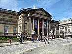 Walker Art Gallery -это художественная галерея, в которой находится одна из крупнейших коллекций произведений искусства в Англии, за пределами Лондона . Она позиционируется как  Национальная галерея Севера  и названа в честь мецената сэра Эндрю Барклая Уолкера (1824-1893), бывшего мэра Ливерпуля. В галерее собрана богатая коллекция произведений европейского искусства, в том числе произведения Рембрандта, Пуссена и Дега.