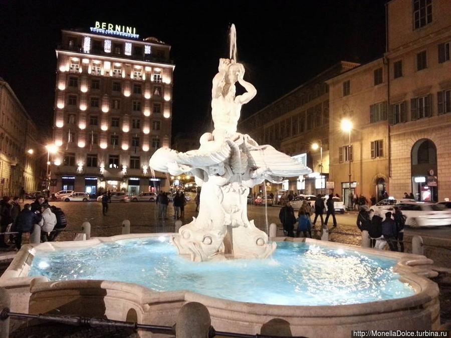 Фонтан Тритона в городе Рим Рим, Италия Фонтан Тритона в городе Рим Рим, Италия