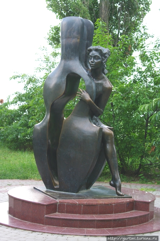 В день приезда мы пошли на Пушкинскую набережную, прибрежный сквер, ознакомились с памятниками недалеко от гостиницы. Самым ближайшим является памятник по мотивам юморески А.П.Чехова Роман с контрабасом. Появился повод перечитать, обсудить и сравнить с памятник с повествованием. Отличия заметны :) Таганрог, Россия В день приезда мы пошли на Пушкинскую набережную, прибрежный сквер, ознакомились с памятниками недалеко от гостиницы. Самым ближайшим является памятник по мотивам юморески А.П.Чехова Роман с контрабасом. Появился повод перечитать, обсудить и сравнить с памятник с повествованием. Отличия заметны :) Таганрог, Россия