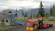 Детская площадка для тех, чьи родители увлеклись катанием с горы на лыжах. Можно даже на шезлонгах развалиться.