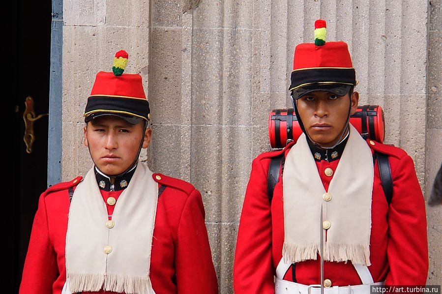 Взгляд гвардейцев у президентского дворца заставил поскорее идти дальше... Ла-Пас, Боливия
