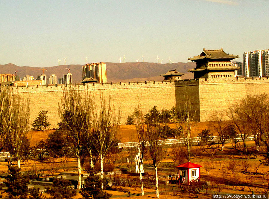 Великая Китайская Стена проходит через весь город Датун (Вид из окна отелля) Датун, Китай