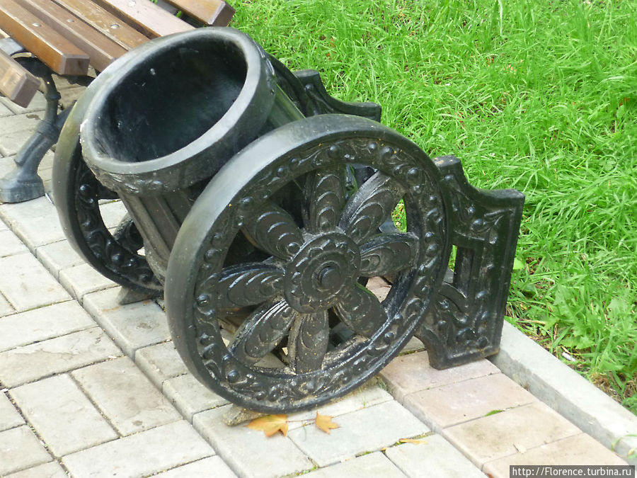 Урна на взрослой части площадки Москва, Россия Урна на взрослой части площадки Москва, Россия