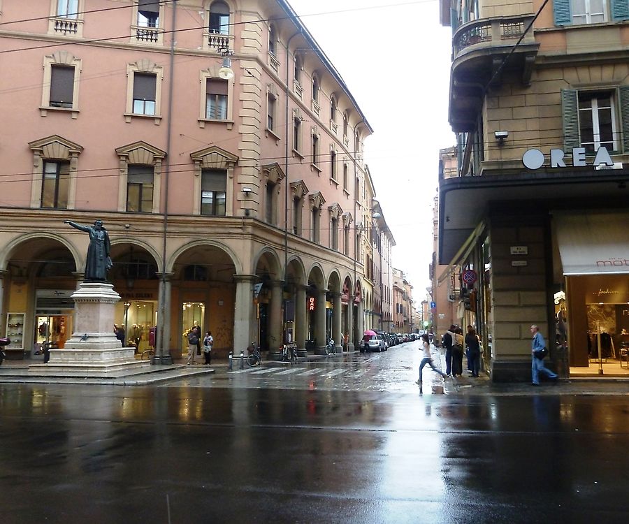 Памяник Уго Басси Памяник Уго Басси