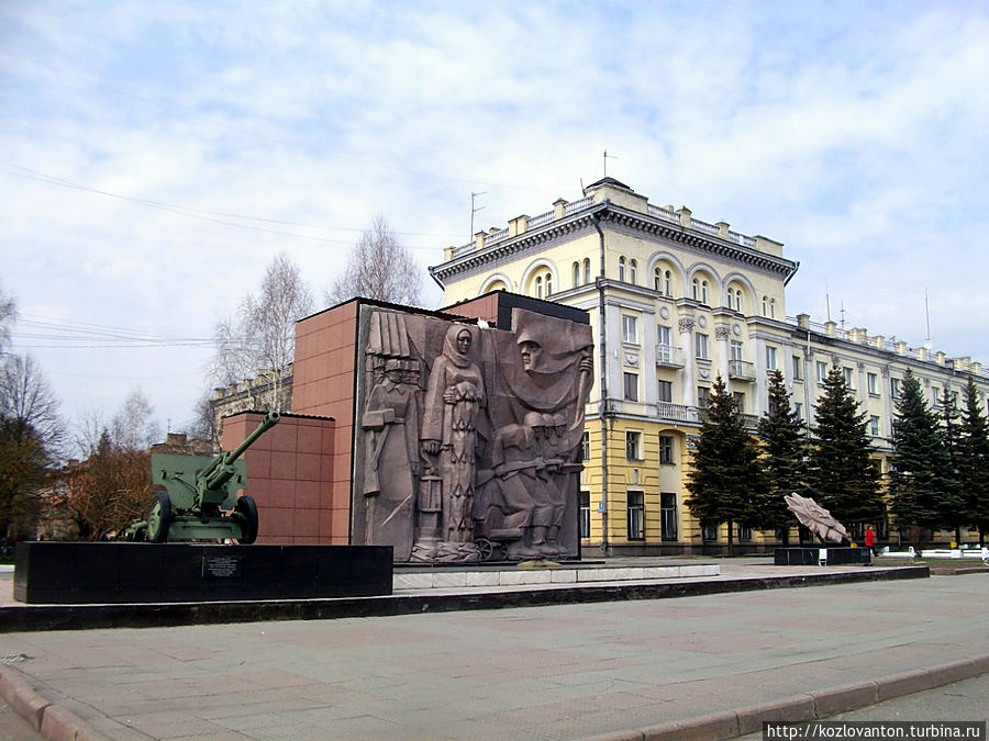 Площадь Победы с артиллерийским орудием, установленным в память о бойцах сформированного в городе 943 артиллерийского полка. Ленинск-Кузнецкий, Россия