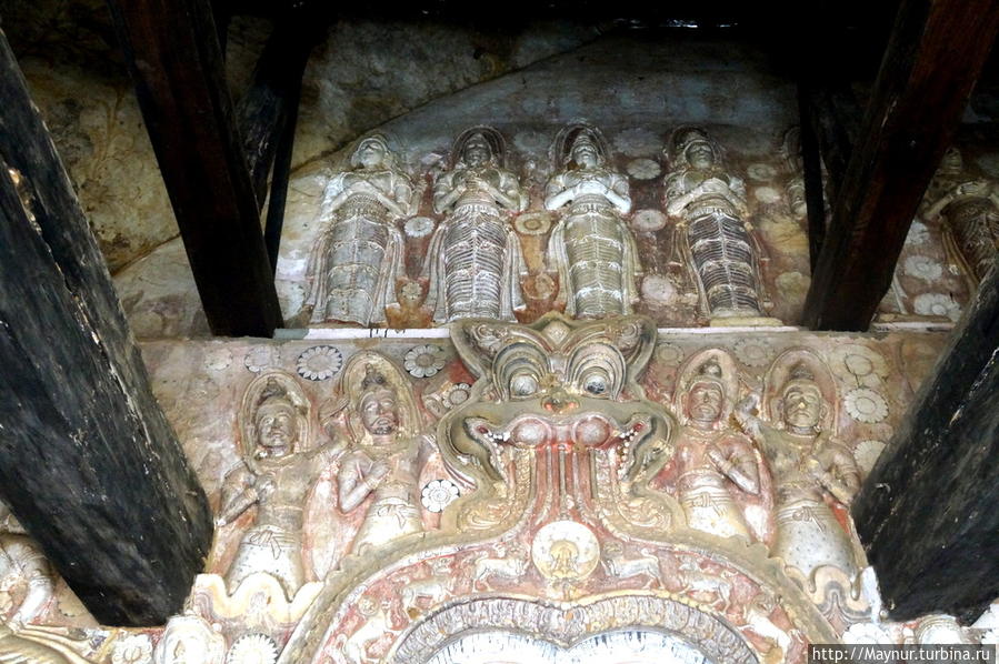 Фигуры,  вырезанные  из  белого  мрамора над  входными  дверями  в  нижний  храм. Курунегала, Шри-Ланка