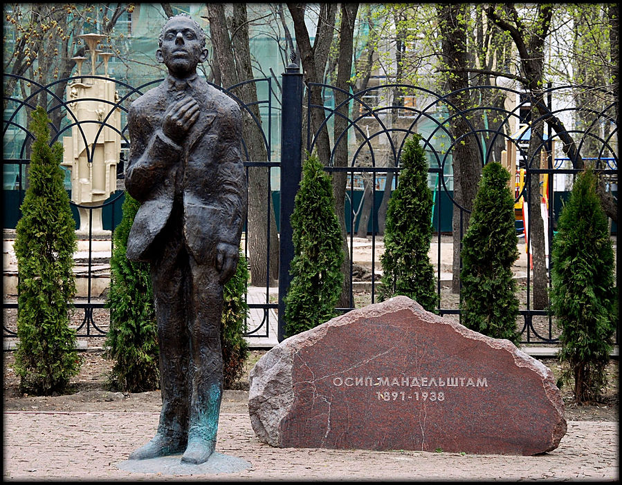 Осип Эмильевич Мандельштам (имя при рождении — Иосиф; 3 (15) января 1891, Варшава — 27 декабря 1938, лагерный пункт Вторая речка во Владивостоке) — русский поэт, прозаик, эссеист, переводчик и литературный критик, один из крупнейших русских поэтов XX века.
г.Воронеж (Россия) Осип Эмильевич Мандельштам (имя при рождении — Иосиф; 3 (15) января 1891, Варшава — 27 декабря 1938, лагерный пункт Вторая речка во Владивостоке) — русский поэт, прозаик, эссеист, переводчик и литературный критик, один из крупнейших русских поэтов XX века.
г.Воронеж (Россия)