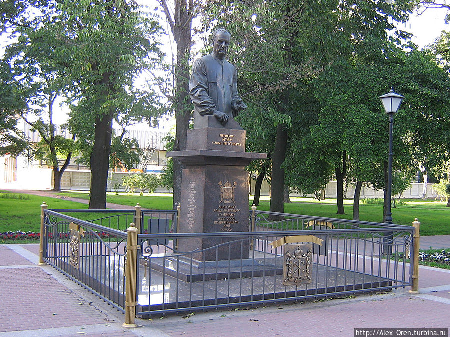 Памятник Анатолию Собчаку — мэру города в 1990-е, вернувшему историческое название Санкт-Петербург. Санкт-Петербург, Россия