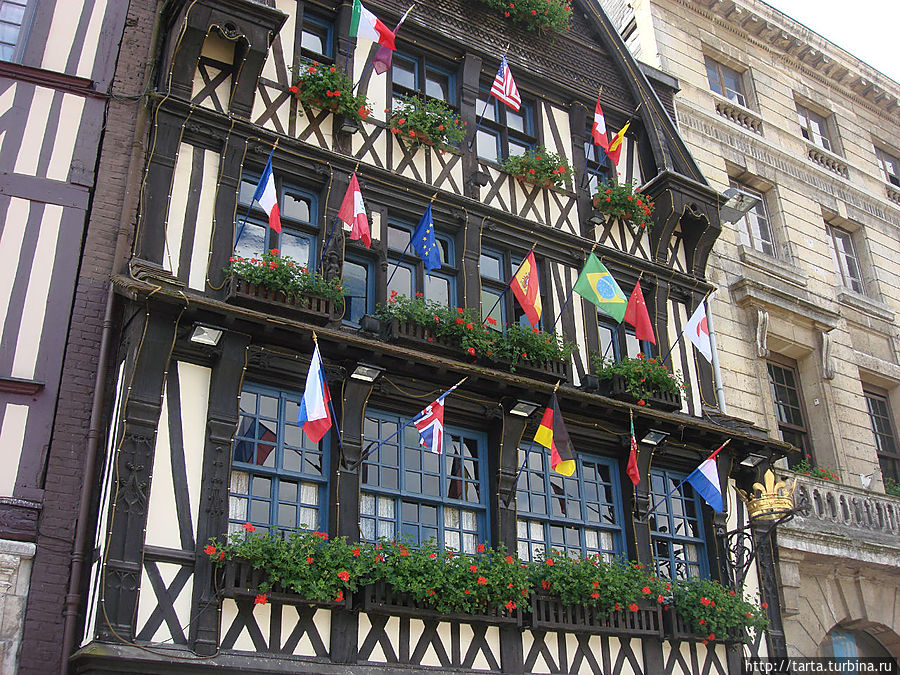 Первый во Франции постоялый двор. Отель, сейчас размещенный в здании, функционирует до сих пор. Первый во Франции постоялый двор. Отель, сейчас размещенный в здании, функционирует до сих пор.