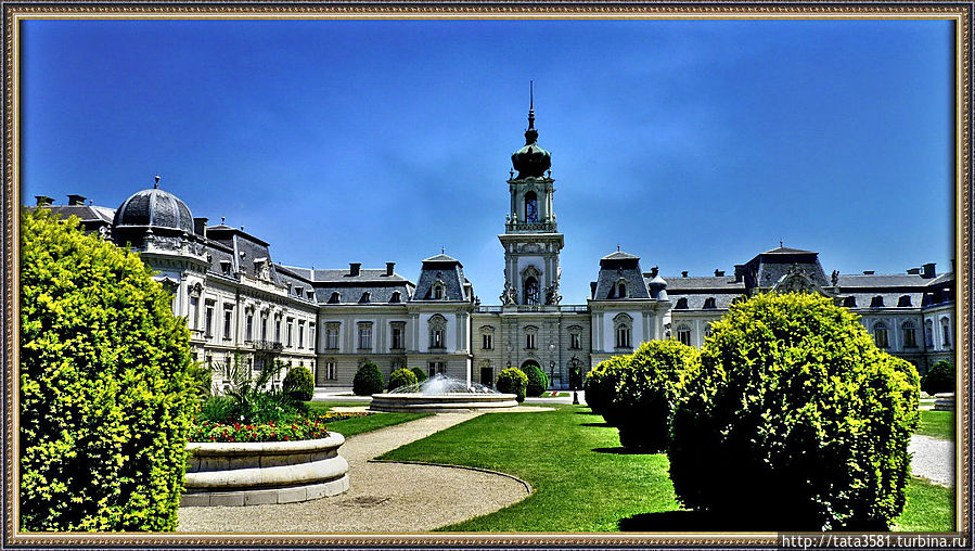 Дворец Фештетичей построенный в стиле барокко признан одним из красивейших в стране и представляет собой великолепную усадьбу, построенную в 1745 году – третью по величине во всей Венгрии. Дворец Фештетичей построенный в стиле барокко признан одним из красивейших в стране и представляет собой великолепную усадьбу, построенную в 1745 году – третью по величине во всей Венгрии.