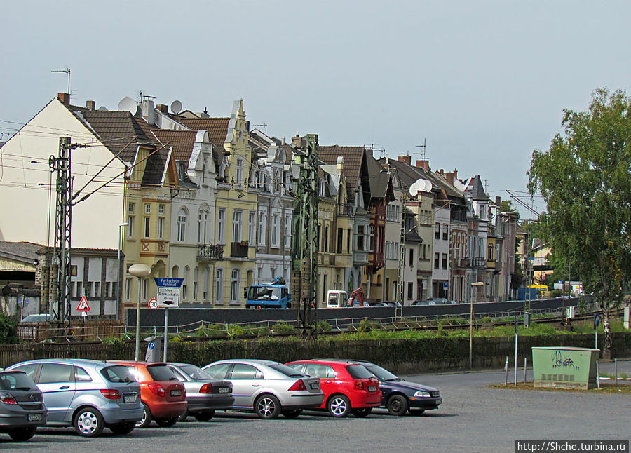 между городком и фуникулером большая автостоянка — автотуристам нет необходимости вообще заезжать в городок Кёнигсвинтер, Германия между городком и фуникулером большая автостоянка — автотуристам нет необходимости вообще заезжать в городок Кёнигсвинтер, Германия