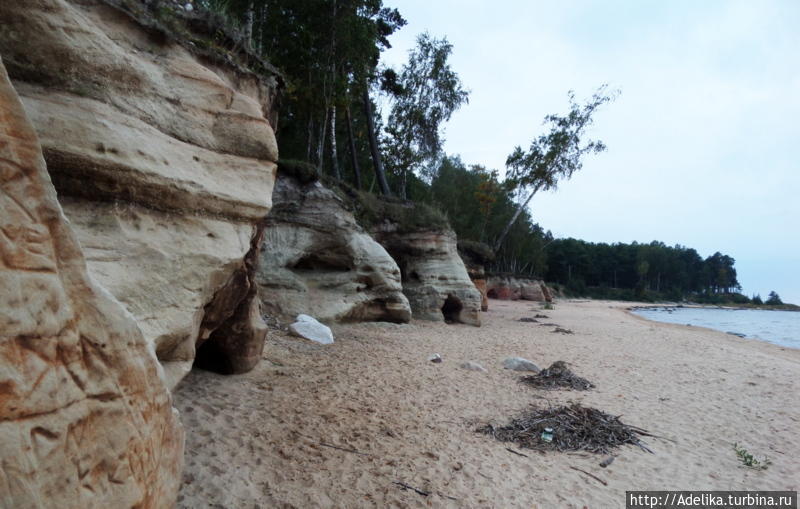 «Каменистое побережье Видземе» – единственное место на Балтийском море, где на морском берегу можно увидеть обнажения песчаника. Они образовались 350–380 миллионов лет назад.