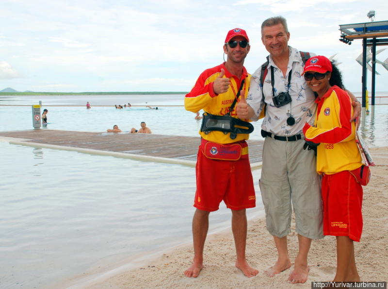Все спасатели бассейна одеты в красивую форму Кэрнс, Австралия