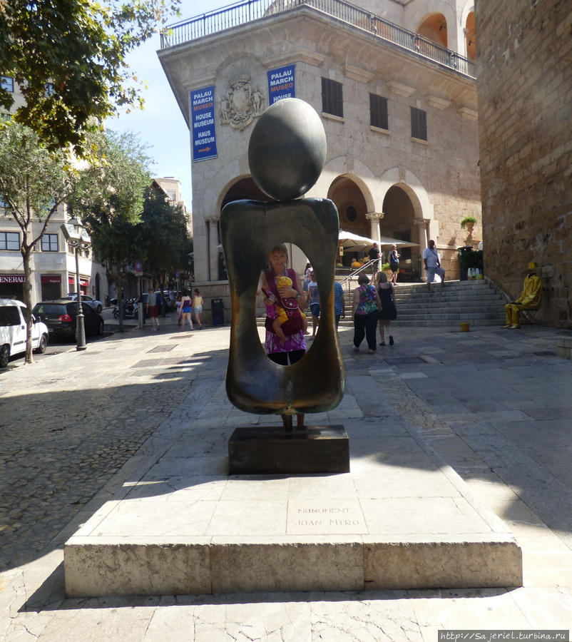Скульптура испанского абстракциониста-сюрреалиста Хуана Миро + человек-невидимка в отдалении у стены :) Остров Майорка, Испания