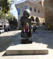 Скульптура испанского абстракциониста-сюрреалиста Хуана Миро + человек-невидимка в отдалении у стены :)