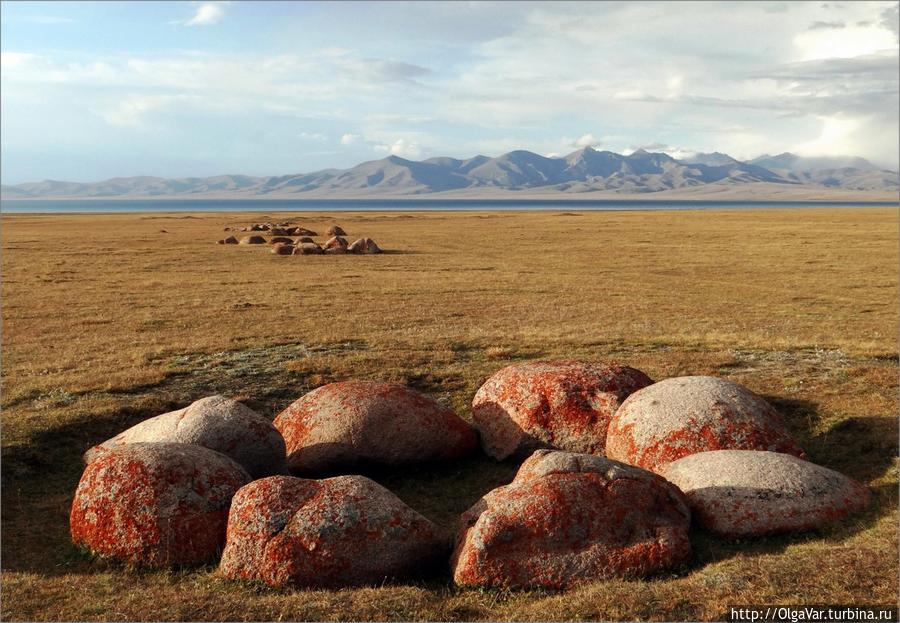 Камни озера Сон-Куль Озеро Сон-Куль, Киргизия