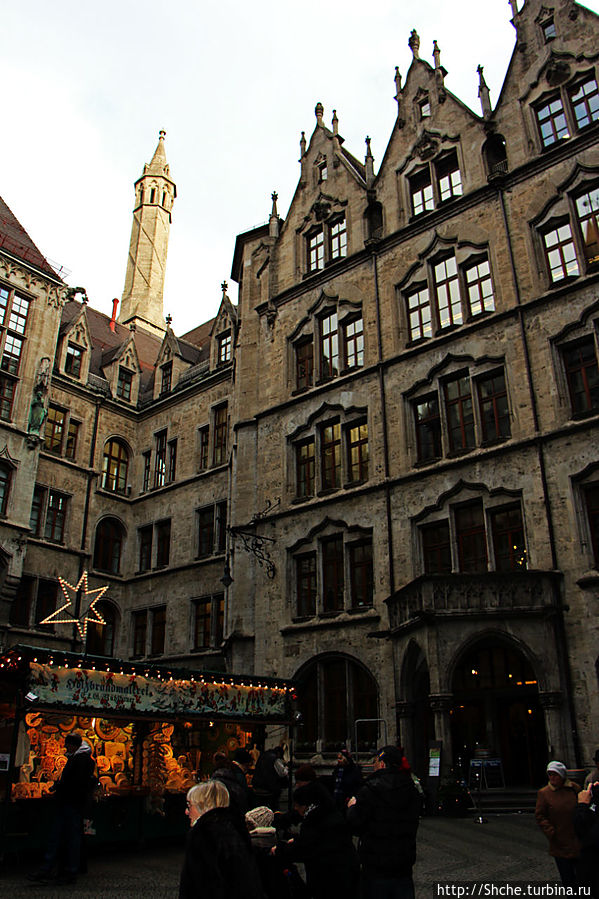 во внутриннием дворике Ратуши тоже оказались торговые павильончики, интересно, как там в другое время года во внутриннием дворике Ратуши тоже оказались торговые павильончики, интересно, как там в другое время года