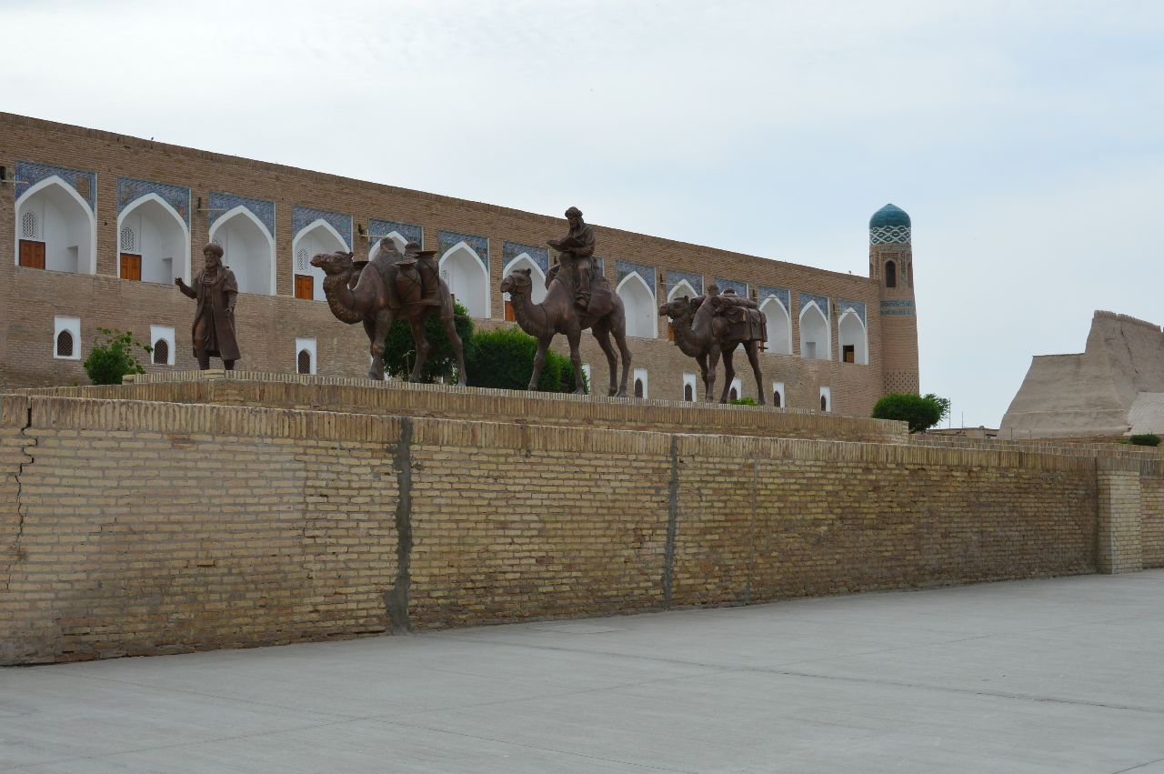 Традиционный в этих краях погонщик с верблюдами Хива, Узбекистан