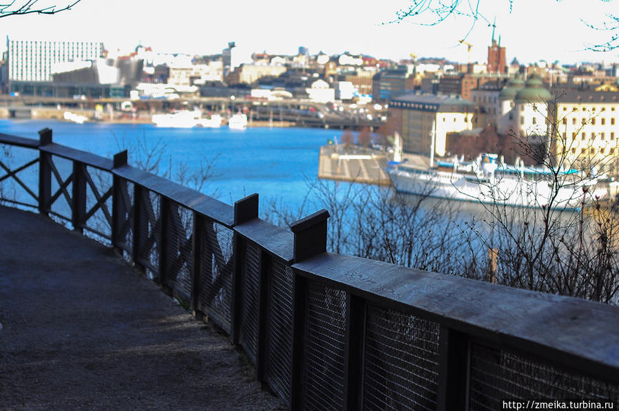 Как только вы делаете несколько шагов по улице, вам открывается прекрасный вид на центр Стокгольма. Заборчик, о котором я писала выше — вот он. Стокгольм, Швеция