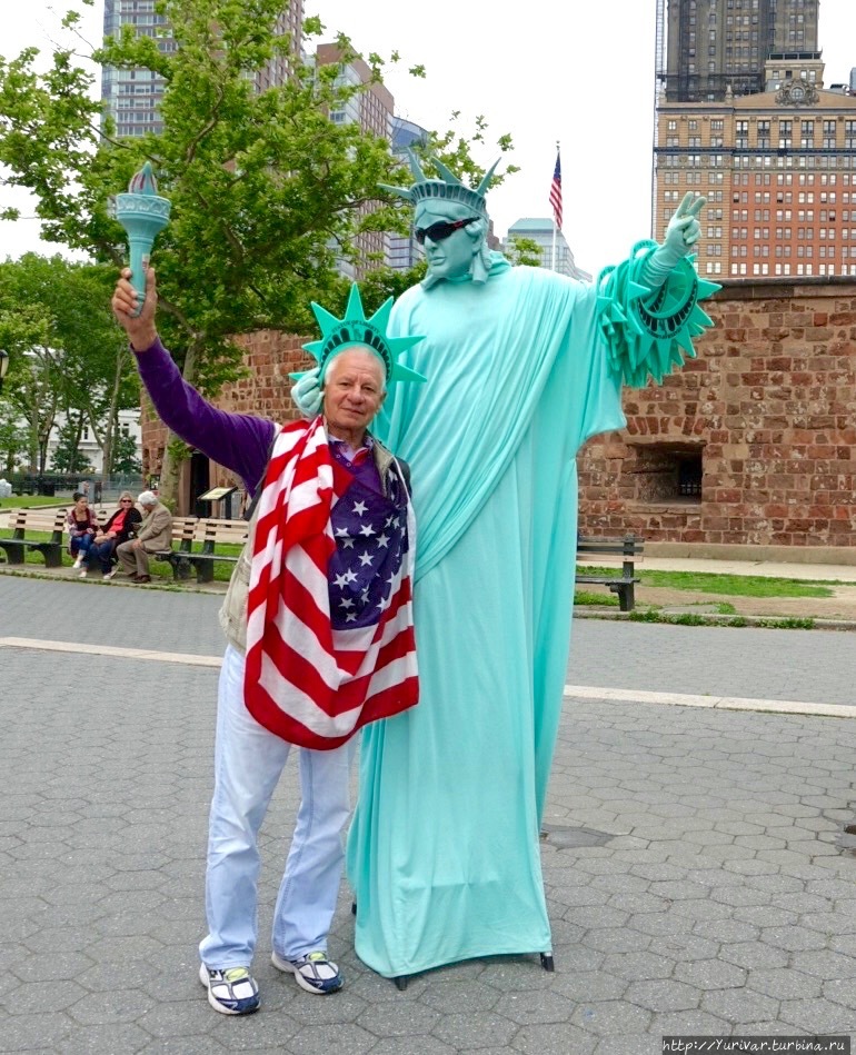 Ну, а за пару долларов, можно спокойно пообщаться со Статуей Свободы, никуда не отплывая ... Нью-Йорк, CША